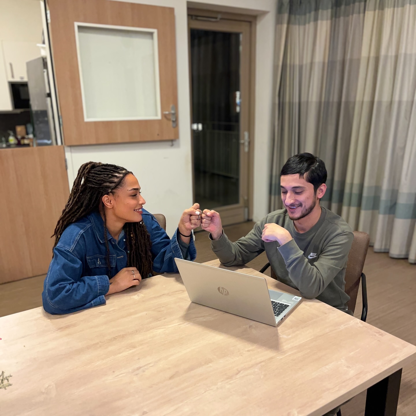Lativa in overleg aan tafel met een collega