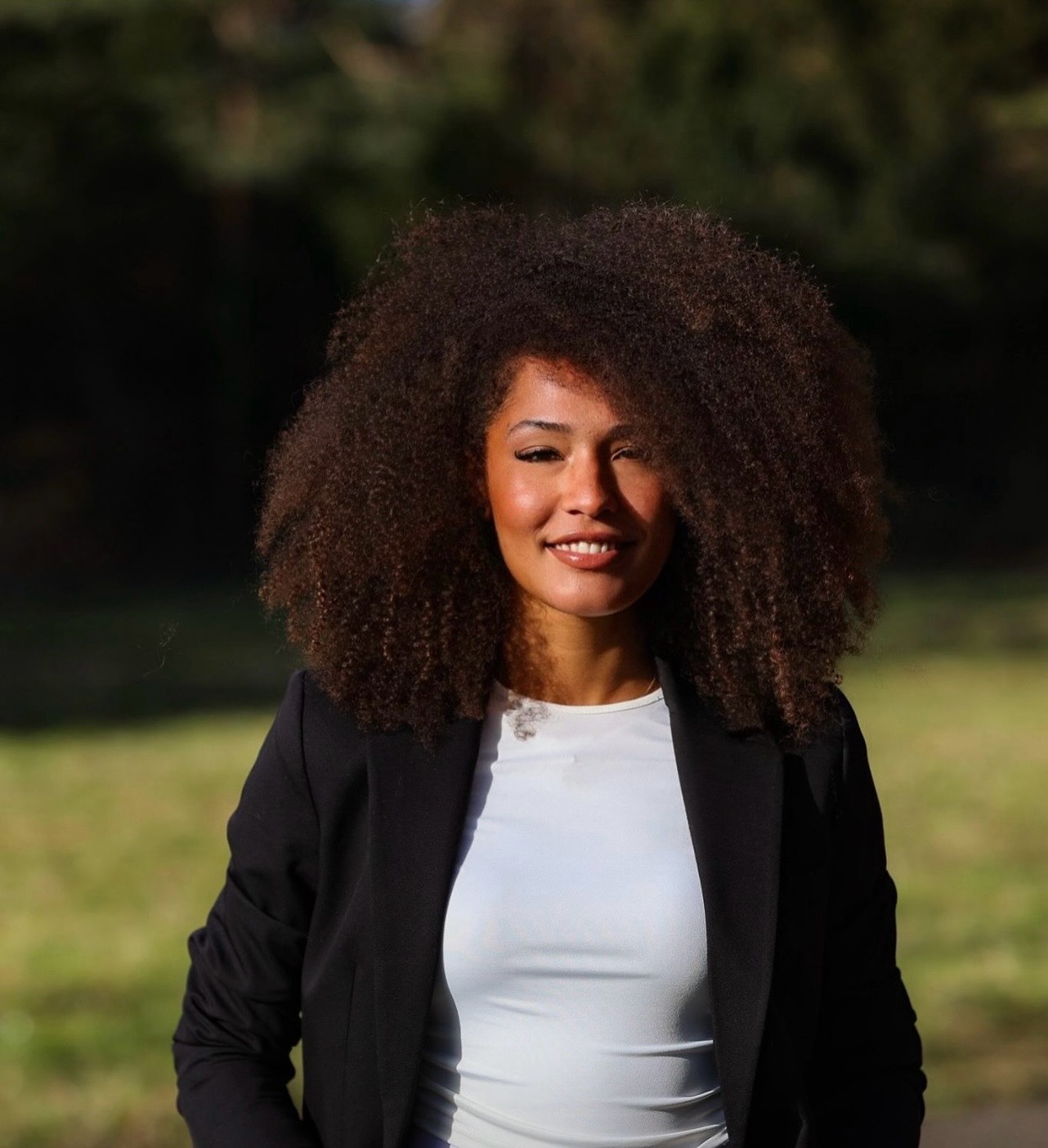 Portret van Lativa Möhlen in zwarte blazer, buiten in de zon